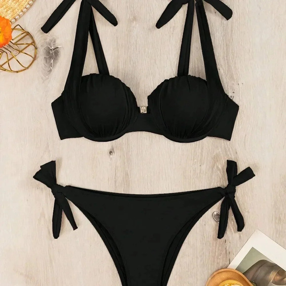 Black Women's Beach Pleated Bikini Set - Picture 6 of 8
